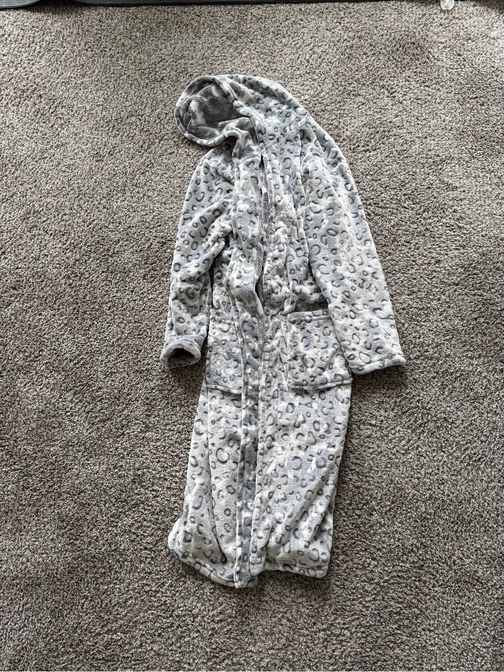 Cozy Hooded Leopard Print Fleece Robe - Light Gray